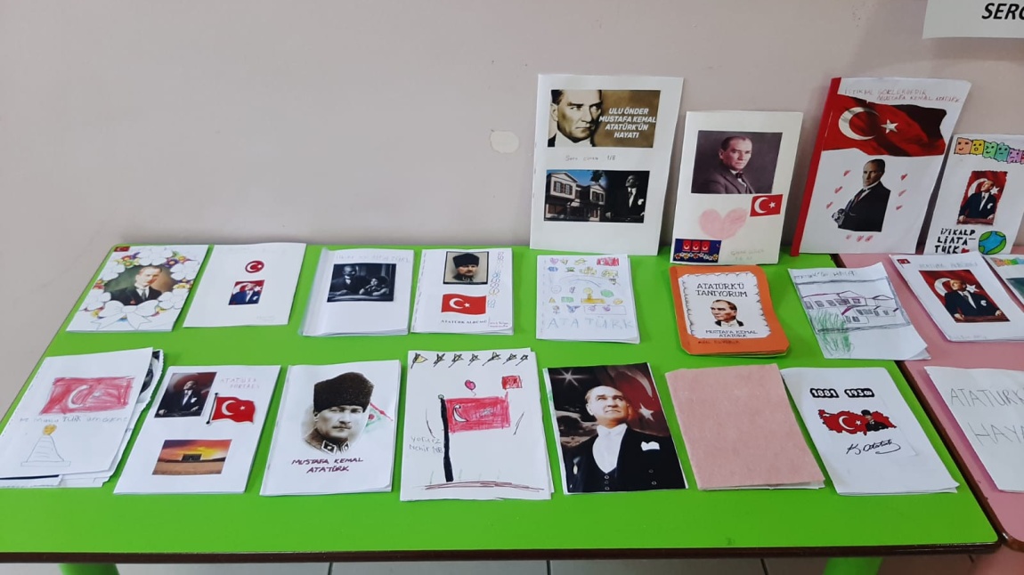 1/B VE 1/C SINIFLARIMIZIN ATATÜRK ALBÜMLERİ SERGİSİ AÇILDI.